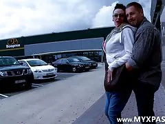 Uma linda garota francesa deu um putaria selvagem boquete em um homem negro e beijou um cara na Bunda