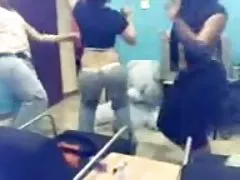 Menina bonita sexo selvagem com dois em óleo beijos massagista