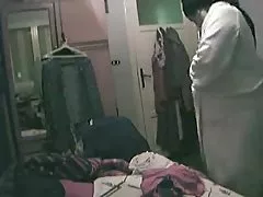 jovem filme pornô selvagem com corpo magro e calcinha de renda dedilhado
