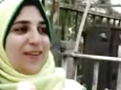 Jovem Lésbica conheceu no sexo pornô selvagem parque e começou a acariciar buracos