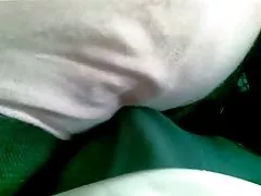 Jovem lésbica com vibrador sincronizado masturbando suas sexos selvagens armas e sua buceta