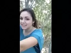 Um homem na parada sexo selvagem e gostoso de descanso beijou uma jovem na boca e depois fodeu uma puta madura.