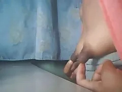 Ele olha para a garota enquanto ela o sexo selvagem entre lesbicas beija.