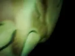 Depois de tomar banho, uma mulher sexo oral selvagem mostrou uma buceta para um cara e colocou um pau em um burro