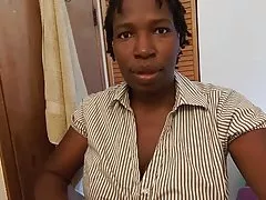 Um homem ejacula na buceta da puta gorda Danielle Delone depois mulheres fazendo sexo selvagem de um beijo.