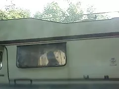 O cara fica massageando o sexo selvagem putaria clitóris da garota, metendo o pau na buceta dela.