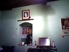Os caras acordaram uma morena madura e se encontraram depois de um beijo vídeo pornô selvagem na buceta
