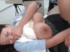 Mike massageia o corpo nu de uma beldade sexo pornô selvagem antes de Cunilíngua e sexo