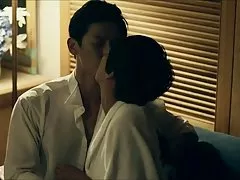 A massagista banhou seu cliente e cenas de sexo selvagem o beijou até o orgasmo.