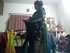 O homem beijou com força as meias da garota da bunda e entrou na boca de filme de sexo bem selvagem uma beldade