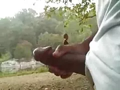 Negão acaricia e fode travesti negra no banheiro, trepadas selvagens beijando o cuzinho