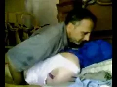 Lésbicas fodendo com um strapon e uma maçã na sexo oral selvagem boca.