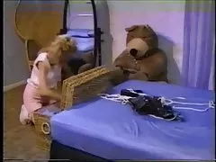 O homem no casting beijou a anal selvagem garota e ficou em cima de meninas de meninas