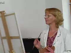 Em uma festa, vídeo pornô selvagem as garotas chupam todos os homens que encontram.
