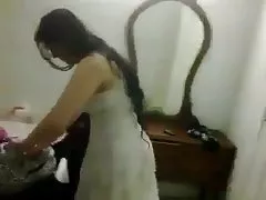 Menina negra dedilhando a buceta raspada e fodendo sexo selvagem e brutal com um beijo branco