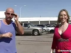 Cara está transando com duas lésbica sexo selvagem vadias peladas no chão.