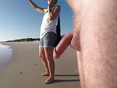 Um homem com um longo sexo selvagem com lesbicas beijo