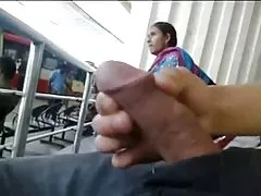 Cara de sexo online selvagem barba massageando uma menina bonita e fodendo uma vadia com um beijo