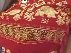 Um sexo video selvagem homem faz um ânus em transe, e uma mulher com um membro chupa o pau de um homem