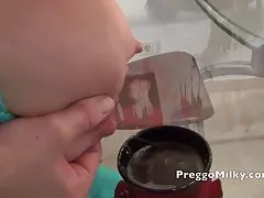 Cara cacheado fode uma puta russa sexo explícito selvagem esbelta com um beijo nos lençóis e ejacula na bucetinha dela