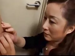 Menina nua em cima da vídeo pornô sexo selvagem mesa vai mostrar erotismo de si mesma