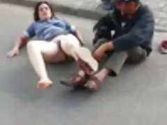 depois de um beijo anal, Alice Nice resolveu fazer xixi em um sex selvagem copo grande