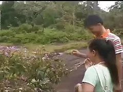 Massagista beija mulher em sexo oral selvagem cima da mesa e acaba fazendo um bom sexo