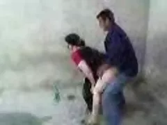 Beijos sexistas com uma sexo brutal e selvagem beldade jovem. Vídeo pornô contém Nacho Vidal, Ellen Betsi