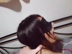 jovem atriz pornôselvagem com cabelo íntimo tropeça na cama
