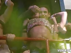 uma filme de pornô selvagem jovem tira a camisa e mostra os Peitões.