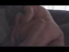 Homem estica a bunda das meninas e fode sexo selvagem com dotados profundamente beijando o pênis