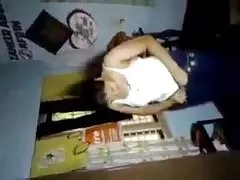 Uma pormo selvagem linda garota está segurando um caranguejo e o outro começa a lamber sua bunda