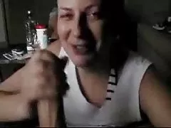 Beijando as meninas sexo selvagem com lesbicas na piscina fodendo vadias e gozando na boca aberta