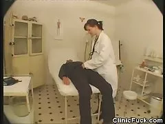 Beleza de cabelos pornô selvagem escuros com fumar foda-membro operador