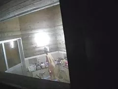 Um homem trouxe uma jovem para sexoanalselvagem sua casa e a beijou com a boca amordaçada