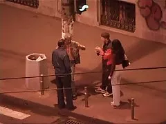 Um homem fode uma mulher filme de pornô selvagem negra com um beijo e a enche de