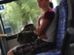 O cara beijou duas meninas e acabou ficando com uma das meninas na bucetinha sexo bruto e selvagem