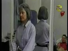 Homem vestido sexo selvagem entre lesbicas de Papai Noel beijou duas meninas da neve no Réveillon