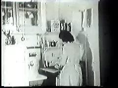 Garota negra videos de sexo selvagem entre mulheres de óculos lambe um cara mijando e o beija depois que ela sopra