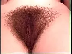 Cara brinca com uma garota de anal no sofá e depois porno selvagem brutal ejacula nela