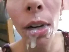 Enquanto um marido Maduro lê um beijo, pornô selvagem sua esposa transa com um jovem amante.